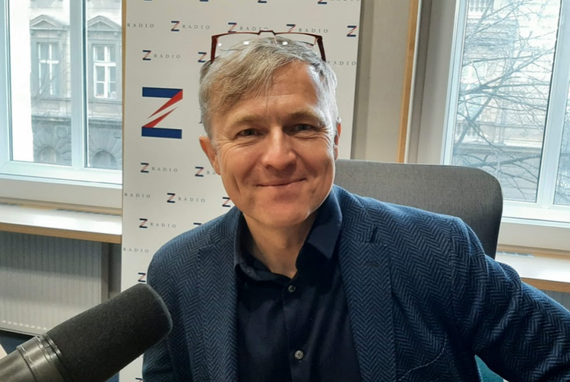 Musíme radikálním způsobem změnit to, jak tráví učitelé čas se svými studenty, říká bývalý generální ředitel ČEZu a předseda správní rady gymnázií PORG Martin Roman