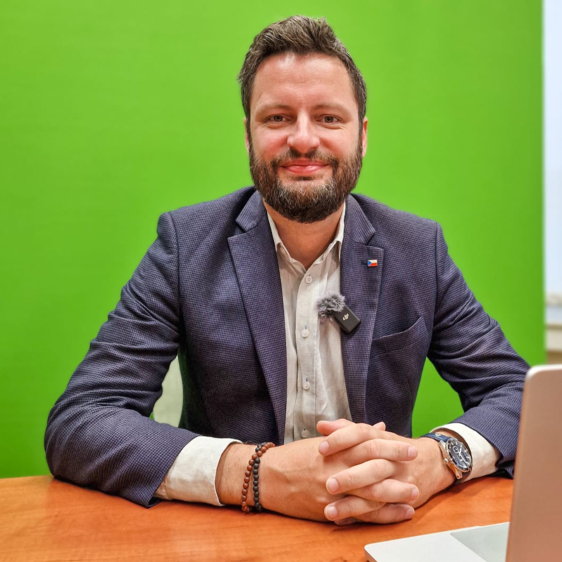 Obrázek epizody Co se stalo s kampeličkou? Stamiliony exsenátorovi ODS. Co se Fiala snaží zamést? | Čau Praho #137