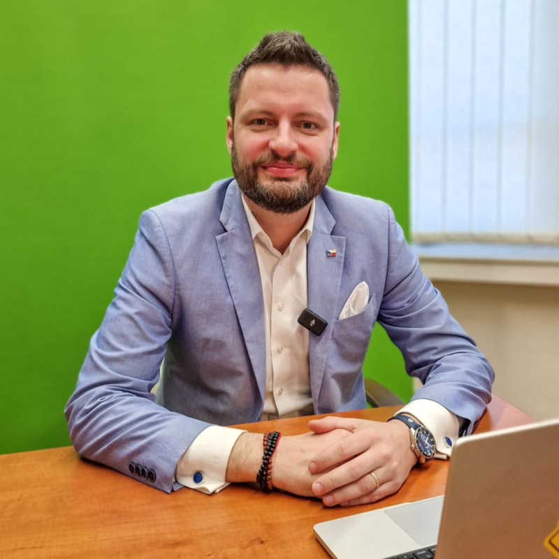 Obrázek epizody Šokující zjištění o Bartošovi. Co odhalil audit? A proč vláda chce zas zvýšit daně? | Čau Praho #128