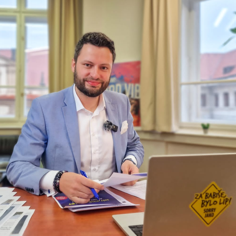 Obrázek epizody Čau Praho! #33: Fiala opakovaně lhal. Zvyšují daně i odvody. Volby by vyhrálo ANO.