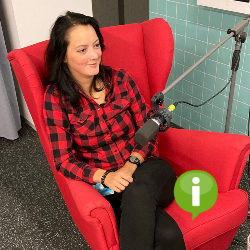 Obrázek epizody Ep.26: Eklektická odysea od Niky po Annie (host Nikola Kandoussi, zpěvačka a kytaristka kapely The Agony)