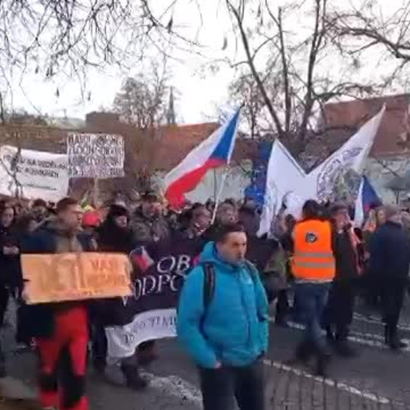 Obrázek epizody Žádnou dávku nechceme, skandují lidé