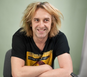 Obrázek epizody V aktuálním Konektoru jsme skočili za Márdim na koncert Vypsaný fiXy, otevřeli škatulku surfových písní, představili si, bohužel, Jana Nedvěda z Brna, kterak se jde mejt, pustili si ultradlouhý hvězdný Coldplay a kochli se jednou pěknou bradavkou.