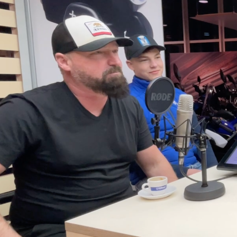 Obrázek epizody 🎙️ Písek ve vinglu #4 - povídání se Zbyňkem Zimou o autoškolství