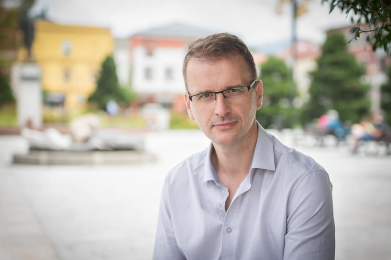 Obrázek epizody Radim Holiš: Pokud bude nárůst nemocných pokračovat, budou potřeba plošná opatření na vládní úrovni.