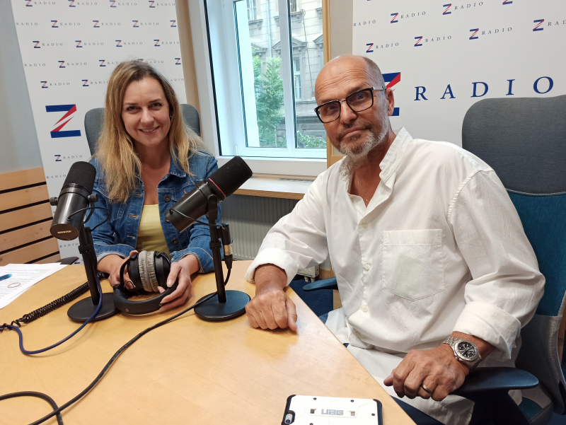 Obrázek epizody Šéfkuchař a televizní moderátor Zdeněk Pohlreich: Nejdřív musíme zrestartovat lidi, dostat je z hibernace. Stát ať nám hlavně nepomáhá. A co jsem zkazil naposledy? Borůvkový koláč.