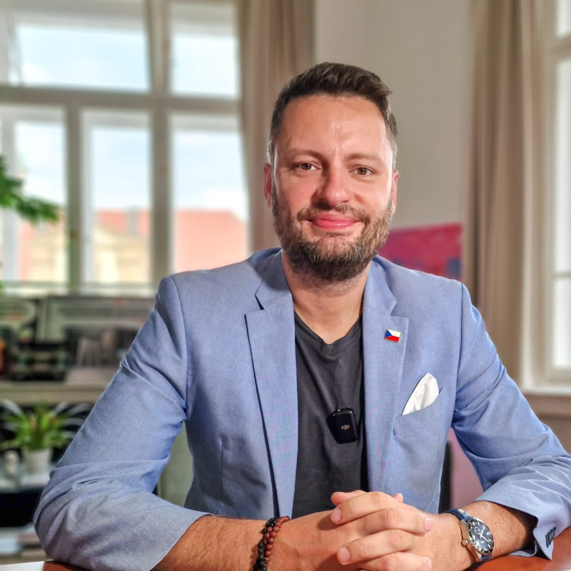 Obrázek epizody Piráti se rozpadají kvůli trafikám. Podle Bartoše si lidé práce Pirátů cení. | Čau Praho! #93