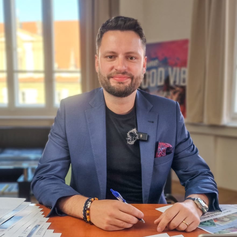 Obrázek epizody Čau Praho! #34: Stát nestíhá vyplácet důchod. Tisíce důchodců v ohrožení. Katastrofa středních škol.