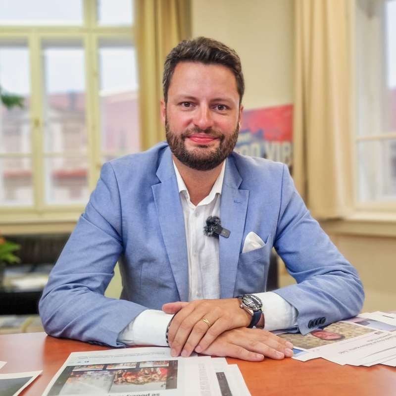 Obrázek epizody Čau Praho! #46: Zažíváme návrat 90. let? Korupce, kauzy, šmelení a kokain.