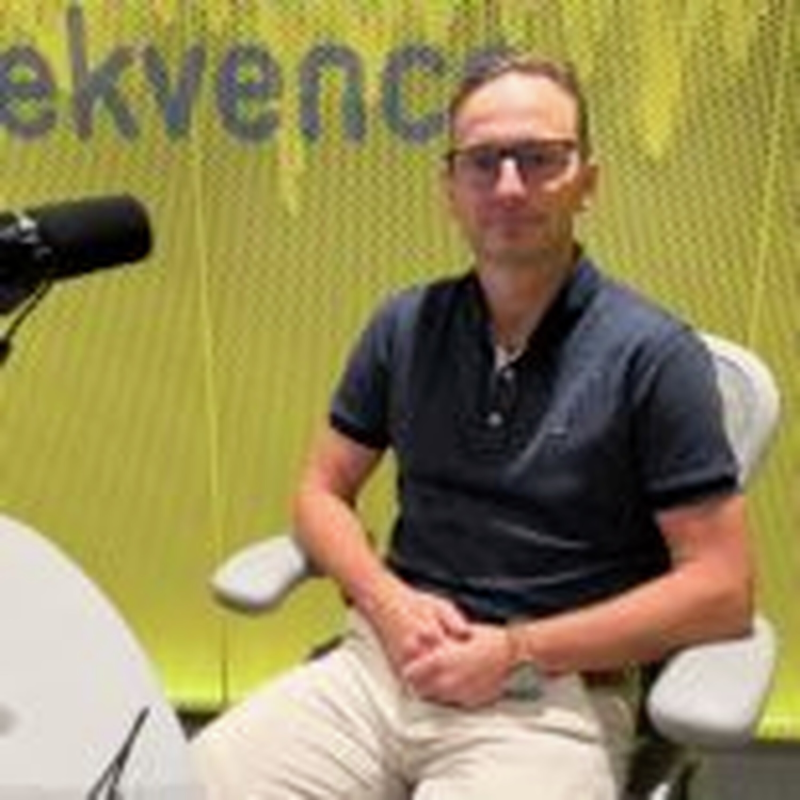 Obrázek epizody Jiří Moláček: AI se při operacích bát nemusíme, stále jsou tam lidé.