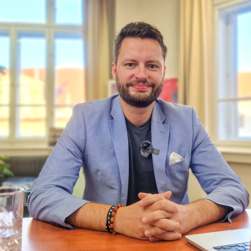 Obrázek epizody Fiala se asi zbláznil. Stíhačky z USA za 500 miliard Kč? | Čau Praho! #51