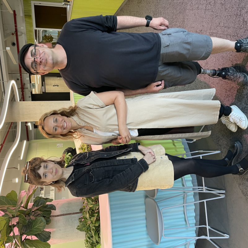 Obrázek epizody „Bezdomovectví není jen člověk spící na lavičce. Do bytové nouze spadá i život v přelidněných, plesnivých bytech a bez smlouvy.“ S Platformou pro sociální bydlení o zákonu i příbězích lidí v bytové nouzi.