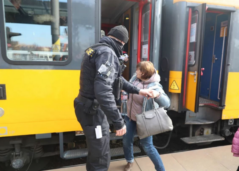 Obrázek epizody Uprchlíky přijíždějící do Prahy nejčastěji trápí dehydratace nebo bolesti břicha, říkají medici