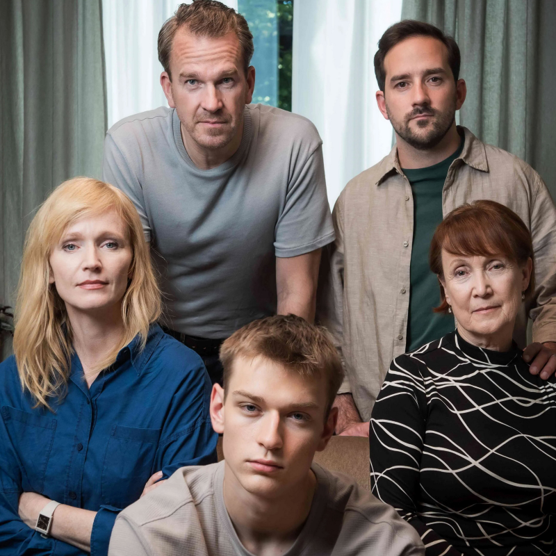 Obrázek epizody Dezinformácie, „vlastné fakty“ či kritické myslenie? Prečo by český seriál Ratolesti na Slovensku neprešiel?