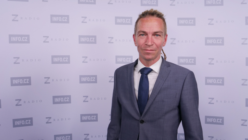Obrázek epizody Ivan Bartoš (Piráti): Musíme vyhrát válku o budoucnost České republiky. Ta by s Babišem nebyla růžová, ale rudá