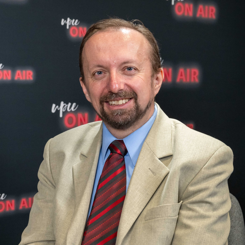 Obrázek epizody UPCE ON AIR: O propojení duše a těla, bioetice a včelaření s novým děkanem FZS Karlem Sládkem