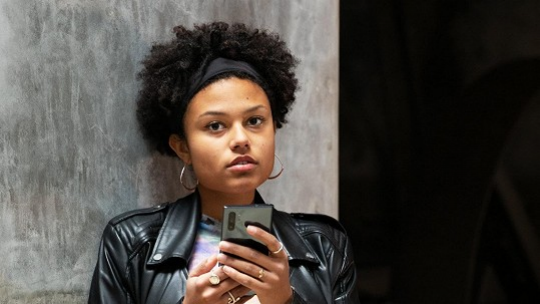 Obrázek epizody Konektor: Kluci oslavili narozeniny Jirky Korna a mají novinky od Jamie T, Post Malone nebo Nikity Kingston. Nezapomněli ani na Eurovision song contest a je toho tradičně mnohem víc.