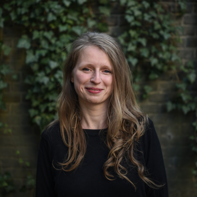 Obrázek epizody Na dřeň s Martinou Holcovou: Nemáme čas všímat si. Lesní mysl umožňuje zastavit se a být tady a teď