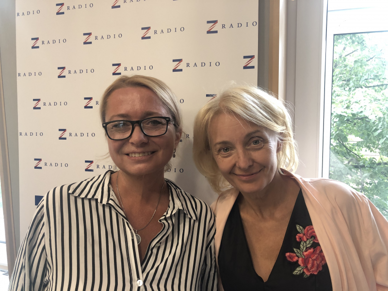 Obrázek epizody Veronika Stropnická Žilková: V Izraeli jsem nejprve myslela, že vidím ohňostroj, ale manžel mi pak citlivě sdělil, že jedeme kolem pásma Gazy a ty světýlka na obloze jsou vybuchující rakety.