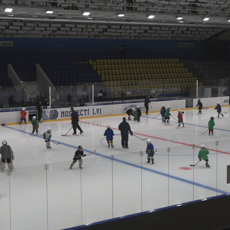 Obrázek epizody Více než stovka dětí tráví v Mostě část svých prázdnin na ledě.