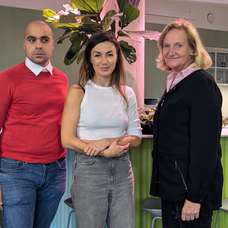 Obrázek epizody “Starší bratr mámě vysvětlil, že mě má nechat dělat vše, co dělají ostatní zdravé děti,” s úspěšným sportovcem a ředitelkou Nadace Leontinka o světě nevidomých.