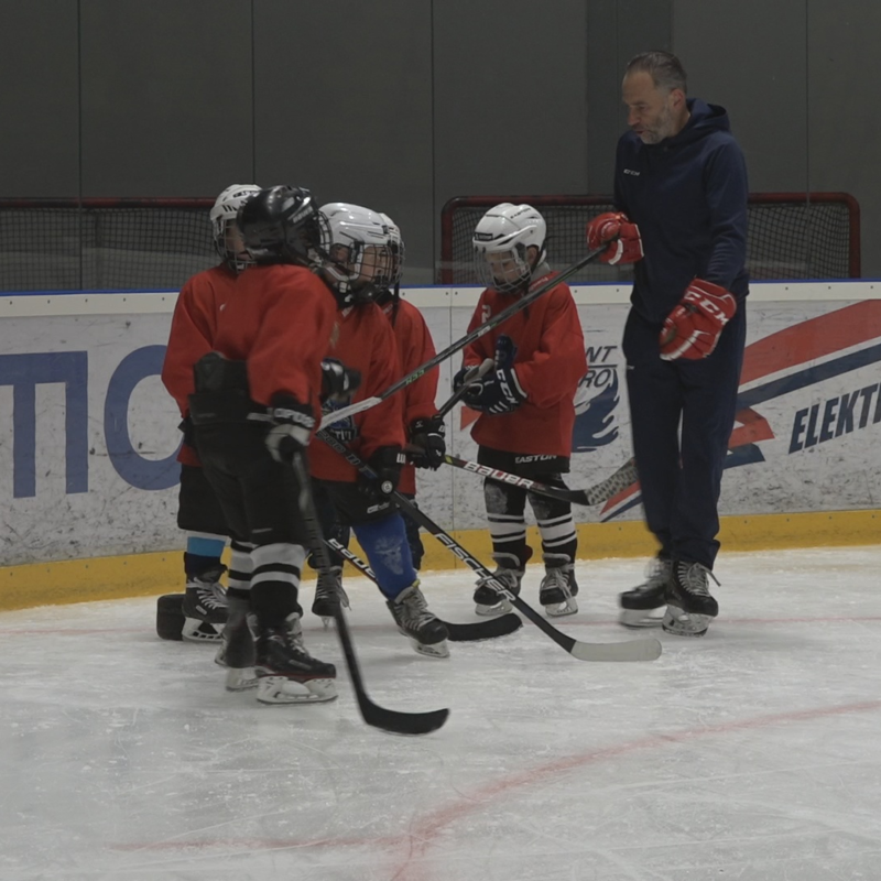 Obrázek epizody Hokejové soustředění Mosteckých lvů.