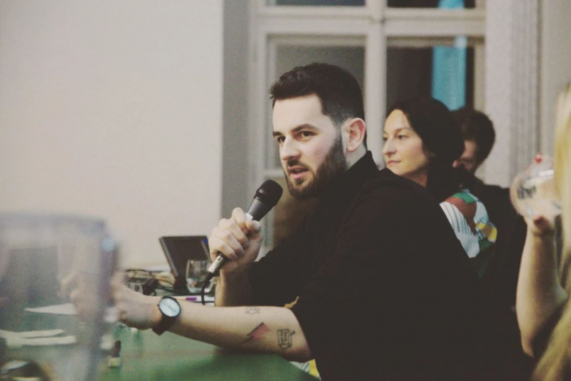 Obrázek epizody Jak média přistupují k tématu sexuálních menšin? Od 90. let jsme se posunuli, dále ale trvá určitá exotizace těchto lidí, říká novinář Filip Titlbach