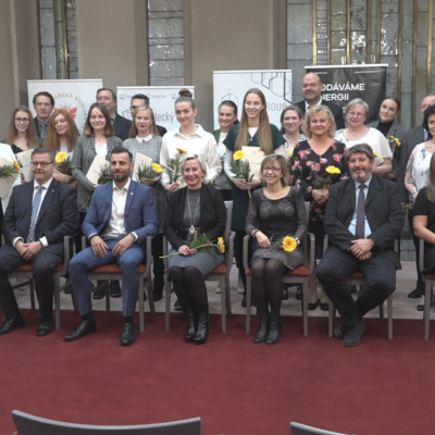 Obrázek epizody Absolventi vysokých škol a vyšších odborných škol v Mostě převzali Dobré listy komory.