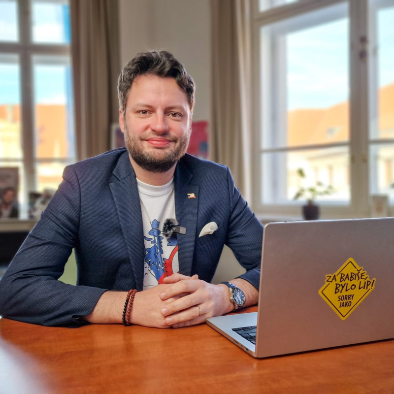 Obrázek epizody "Fialova" kampelička obrala lidi o stovky milionů. Vláda kupuje další munici. | Čau Praho! #77