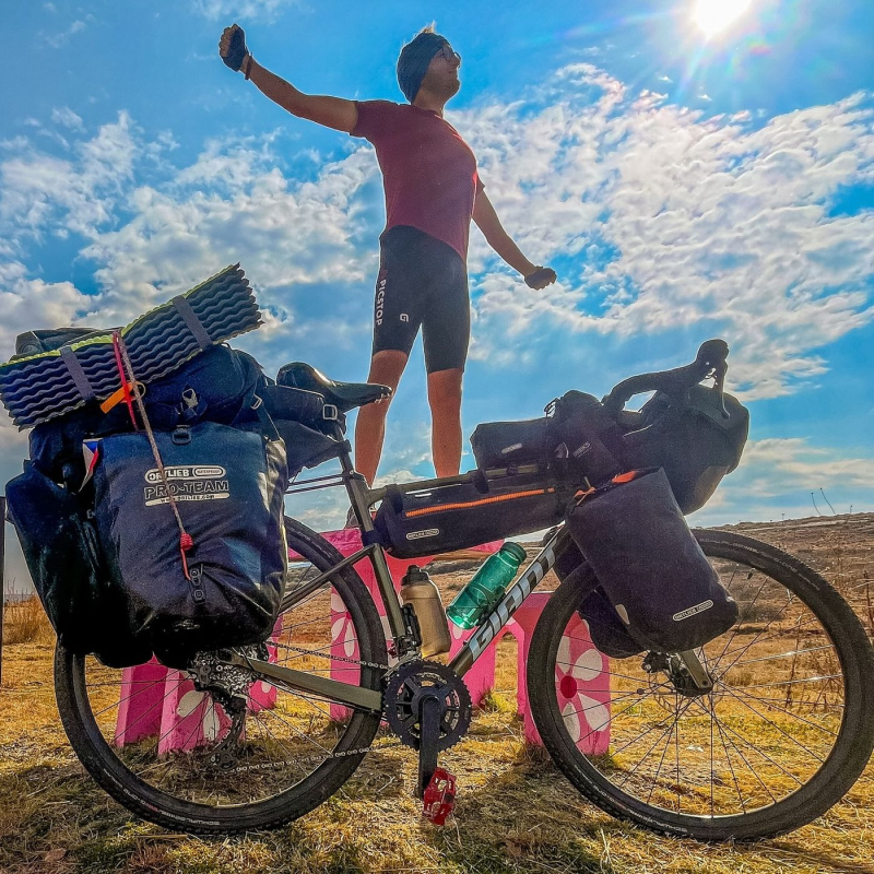 Obrázek epizody Ešus 13/4/2026 Tadeáš jede na kole Afrikou