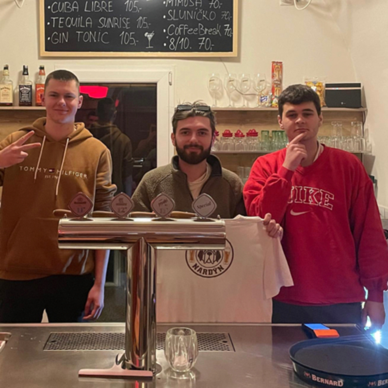 Obrázek epizody TDPP #13: Dominik Vaněk: “Borec mi šňupal bílý prášek přímo ze stolu.” “Holky nejsou kreativní.”