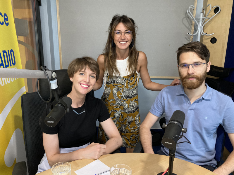 Obrázek epizody S organizací Jsme fér o tom, že 95 % zahraničních studií dokazuje, že gayové a lesby jsou stejně dobrými rodiči jako heterosexuální lidé