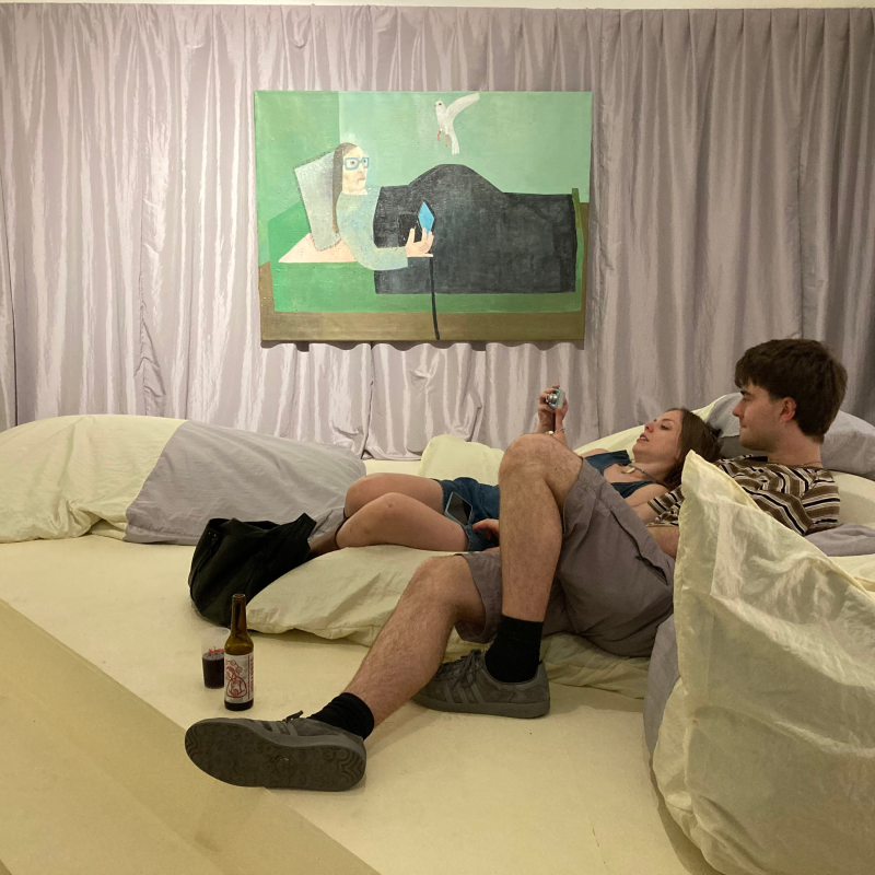 Obrázek epizody Co zakousnout po koncertu kapely Bibione? A musíme se teď v MeetFactory zouvat?