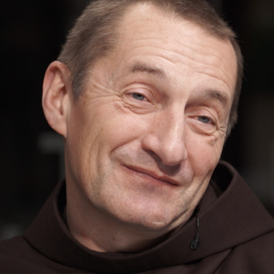 Obrázek epizody Otec Šebestián: Zlo se označuje za dobro, lidé žijí ve vyretušovaných obrazech. Vánoce jsou o naději