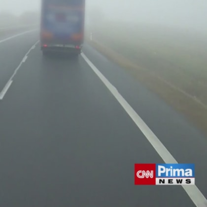 Obrázek epizody Řidič riskantně předjížděl v mlze
