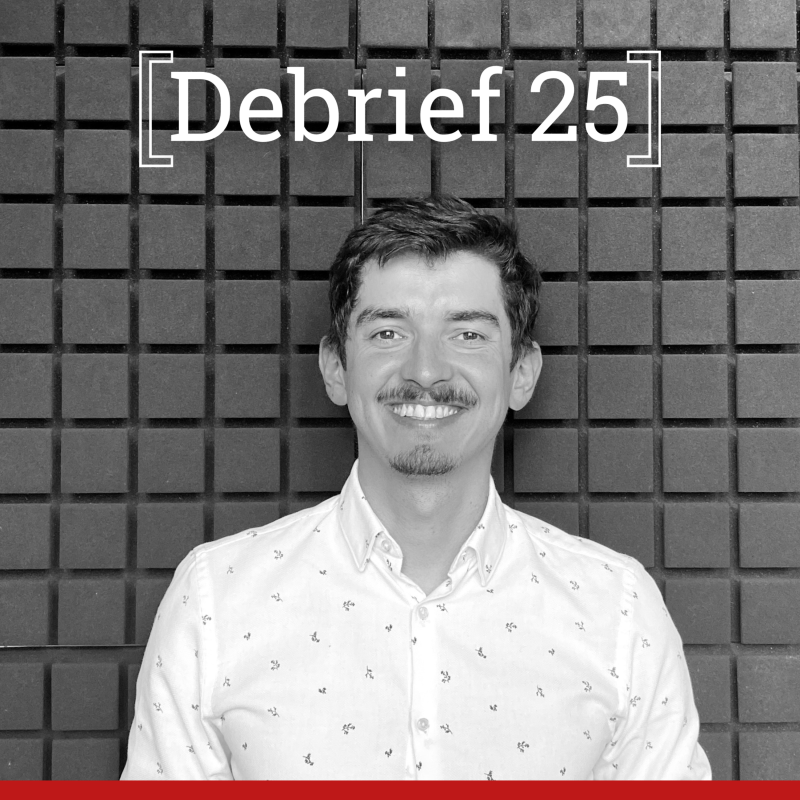 Obrázek epizody DEBRIEF 25 s Šimonem Levíčkem: Muniční iniciativa, český zbrojní průmysl a válka na Ukrajině