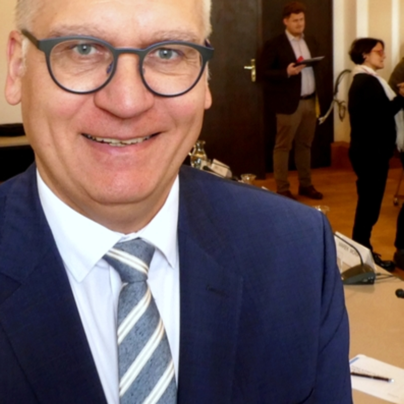 Obrázek epizody Úsporný balíček přinese státu zhruba 150 miliard korun navíc