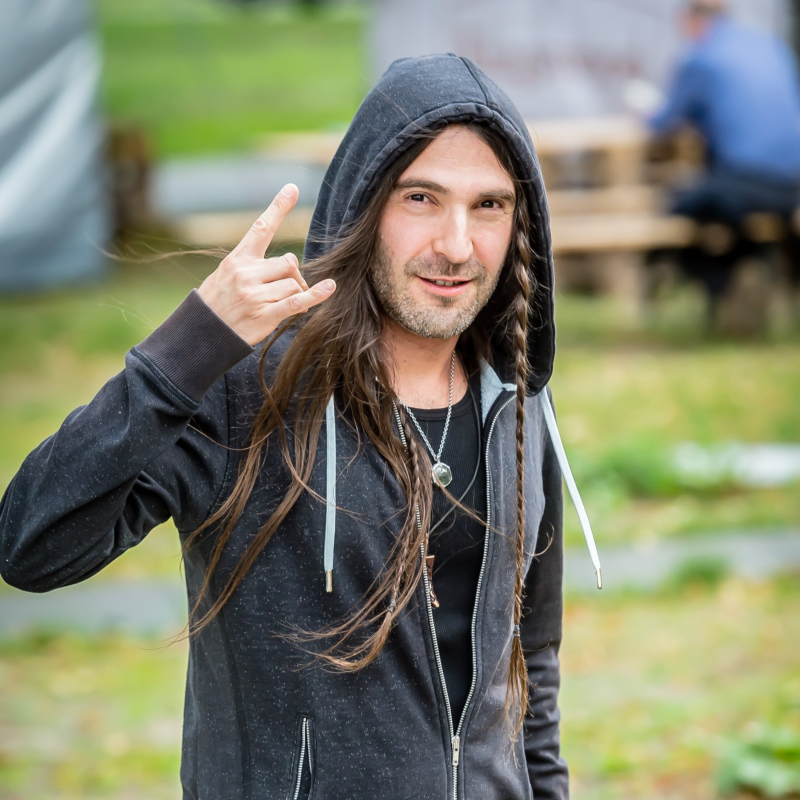 Obrázek epizody #10 Roman Lomtadze - "Najednou jsem zjistil, že dokážu být šťastný bez kapel, bez podií a v tu chvíli jsem našel vnitřní klid a štěstí" (CZE)