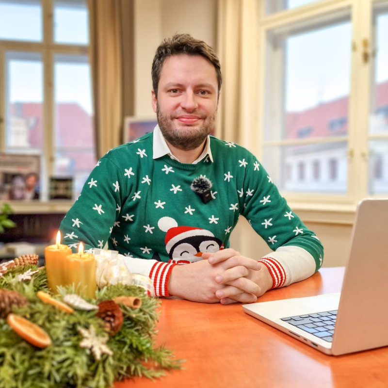 Obrázek epizody Fiala vám vzkazuje: Máte se dobře. Přestaňte šířit blbou náladu. Věří mu jen 17 % lidí. Čau Praho#62