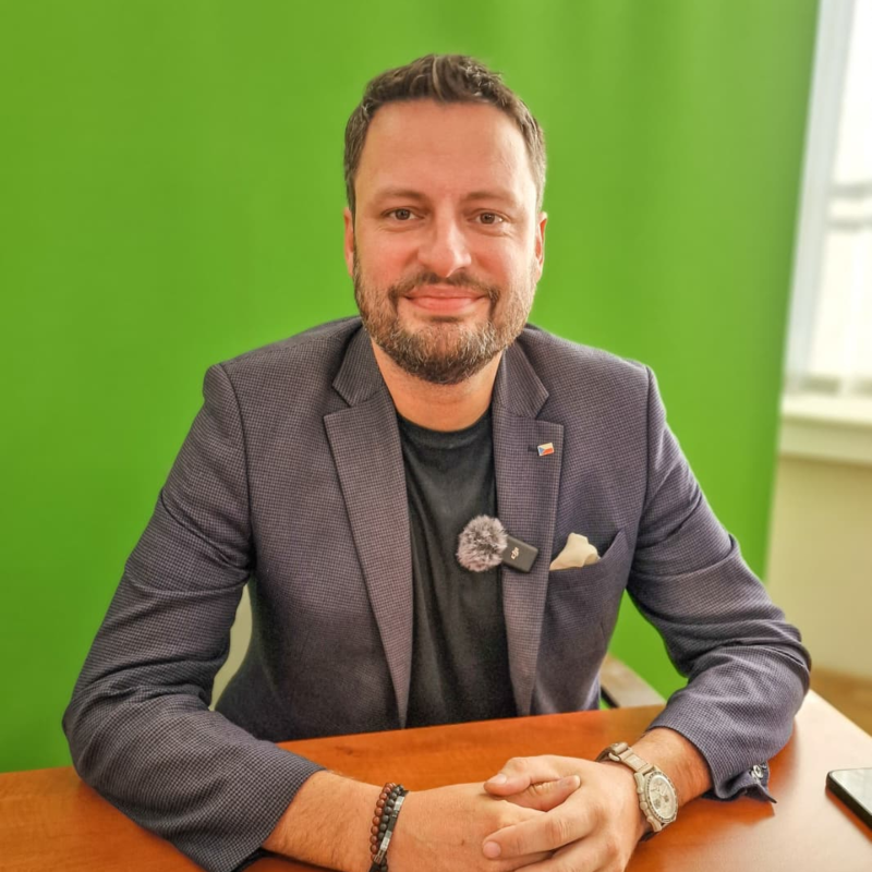 Obrázek epizody Tanky za miliardy a dluhy na 40 let. Policie zabavila bitcoiny. Kšefty kolem ODS. | Čau Praho #144