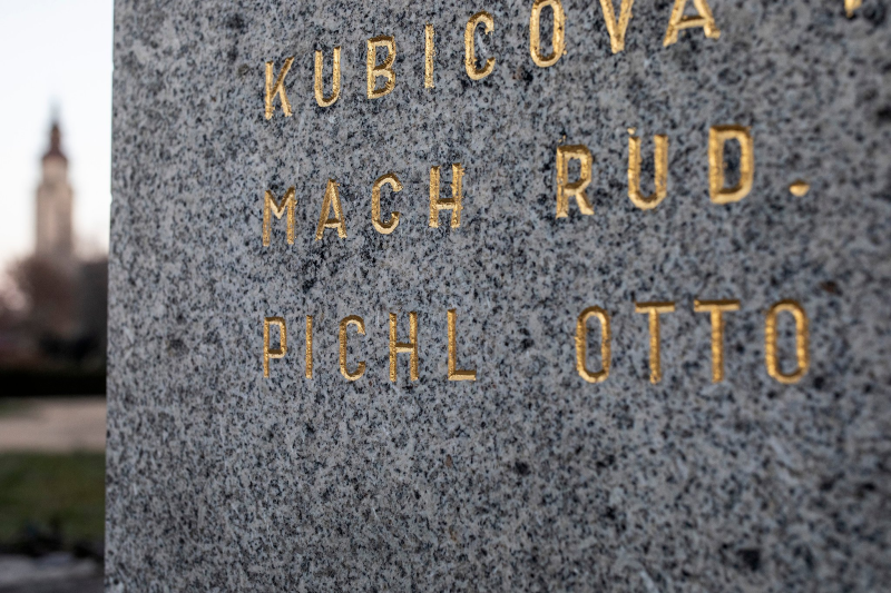 Obrázek epizody Skočili do tmy, aby varovali krajany před odsunem. Zapomenutá mise sudetoněmeckých parašutistů 