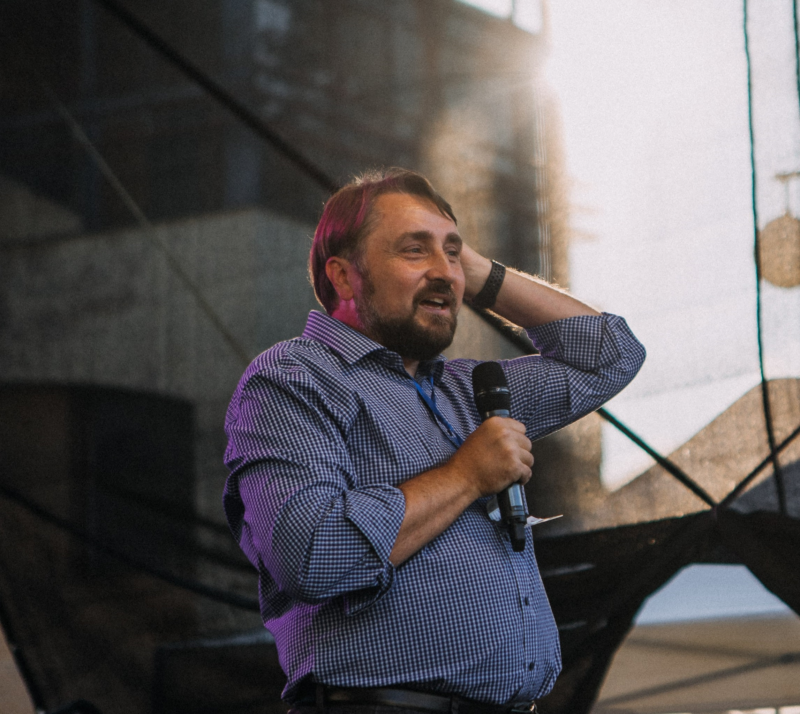 Obrázek epizody Století 21 #27 - Michal Balcar - "Nechci dělat jenom práci, která by mě uživila, chci práci, kterou bych jako vnímal, že má nějaký vnitřní smysl". O motivech proč se člověk v mládí rozhodne stát se kazatelem a co tato práce obnáší.