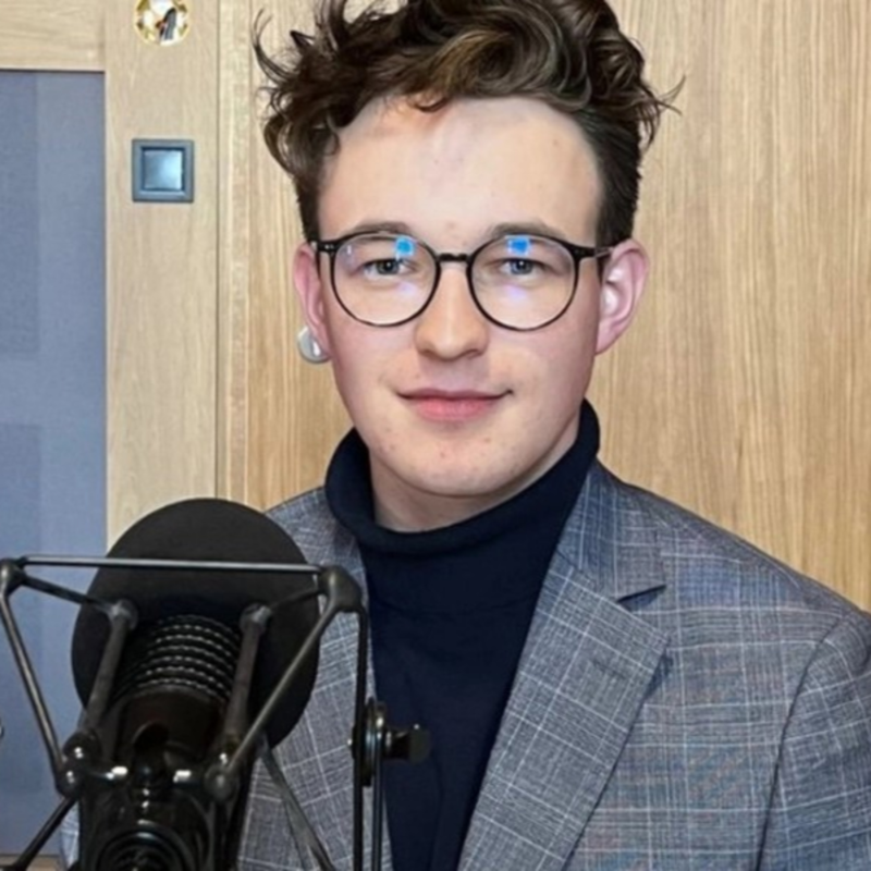 Obrázek epizody O aktuálních tématech s komentátorem Antonínem Vavruškou