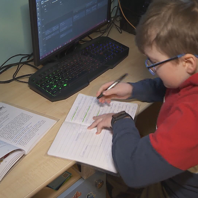 Obrázek epizody Jak dostat děti zpátky do škol? Ředitel základky přišel s nápadem, jak návrat uspíšit