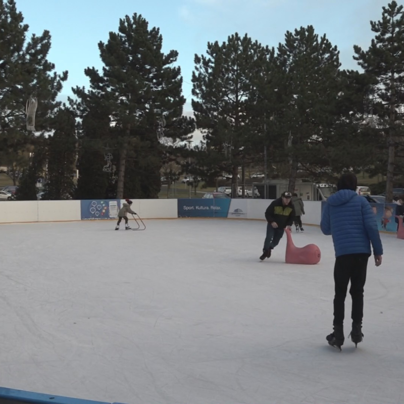 Obrázek epizody V mosteckém Radničním parku opět stojí kluziště.