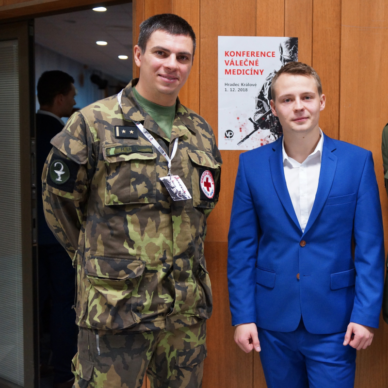 Obrázek epizody KVM - 2018 Nejčastější chyby v přednemocniční péči na bojišti z pohledu lékaře role 2