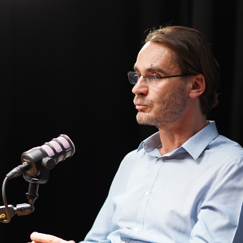 Obrázek epizody Adiktolog: Kdy se zdravý návyk mění v nebezpečnou závislost? | prof. Michal Miovský