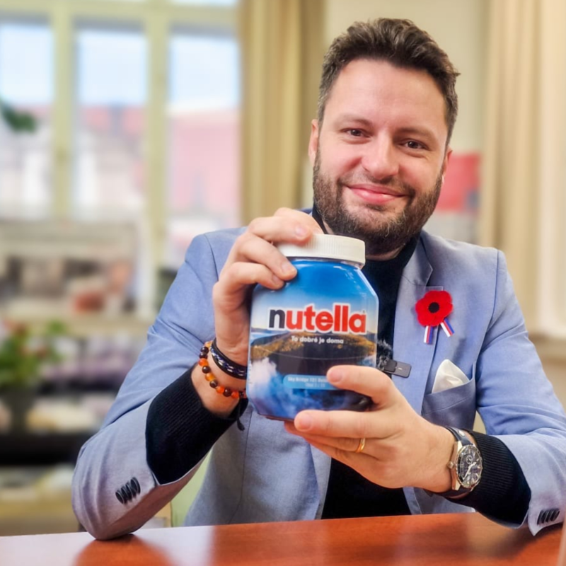 Obrázek epizody Fiala ztrapnil Čechy v celé Evropě. Pošta propustila stovky lidí, teď je chce zpátky. | Čau Praho#57