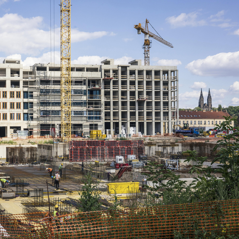 Obrázek epizody Zdroje i recepty jsou, chybí politická vůle. Proč na řešení krize bydlení nestačí stavět nové byty