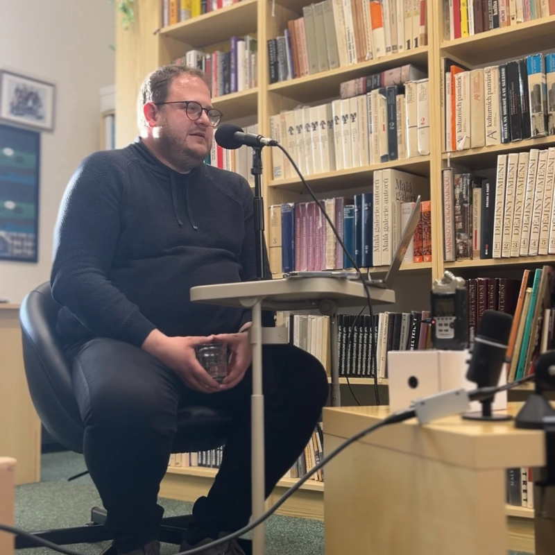 Obrázek epizody S Michaelem Novotným o životě mezi soudní síní a třídou, advokacii, volném času a cestě k učení